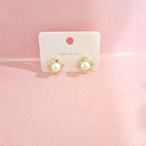 Elegant Gold and Pearl Earrings